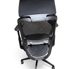 オカムラ　sylphy ブラックメッシュオフィスチェアヘッドレスト付きの画像