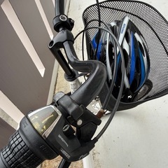 白黒ツートンカラー自転車の画像