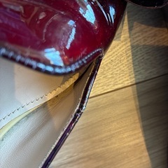 miu miu バーガンディのリボン付きフラットシューズの画像