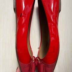 フェラガモ 赤パンプス 使用感ありの画像