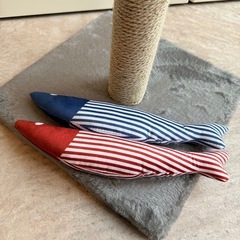 猫のボール付き爪とぎと猫おもちゃの画像