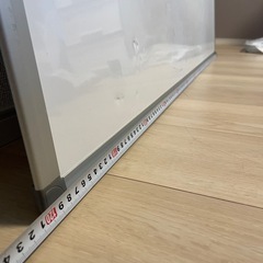 ホワイトボード（横120cm×縦90cm）と備品の画像