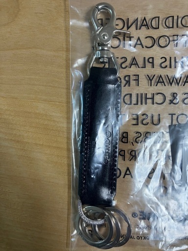 CUNE レザースタッズキーホルダー U3