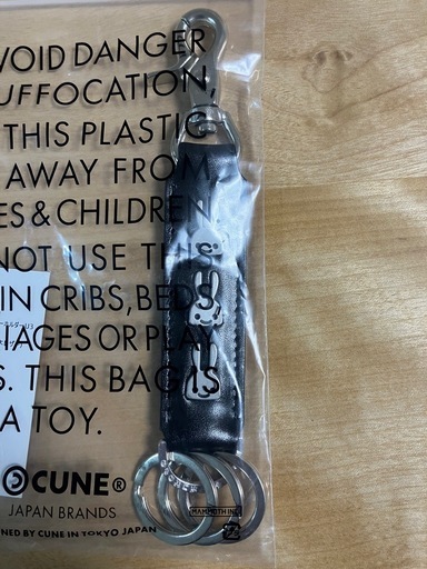 CUNE レザースタッズキーホルダー U3