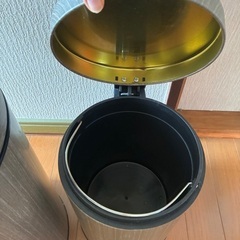 ゴミ箱　二つの画像