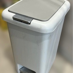 ゴミ箱2つの画像