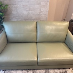 イタリア製二人がけ革製ソファ、ラグつきの画像