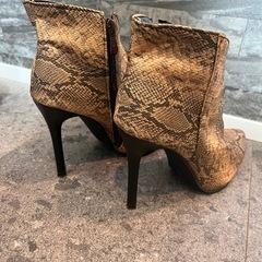 1週間限定投稿 パイソン柄ブーツの画像