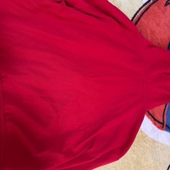 赤いパーカーの画像