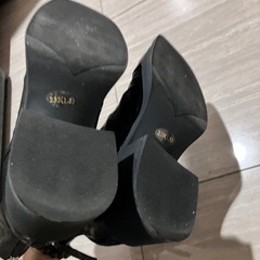 黒のサイドゴアブーツの画像
