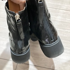 黒のサイドゴアブーツの画像