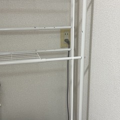 【無料】伸縮式ランドリーラック・洗濯機棚（白）幅の調整が可能の画像