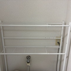 【無料】伸縮式ランドリーラック・洗濯機棚（白）幅の調整が可能の画像