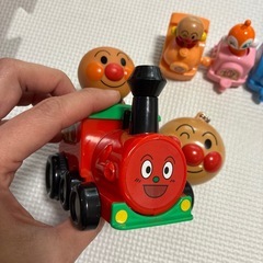 アンパンマンの車のおもちゃと指先運動の画像