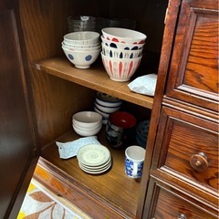 木製食器棚の画像