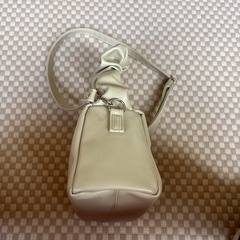 アイボリーショルダーバッグギャザ付きの画像