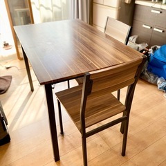 ダイニングテーブル、椅子2つの画像