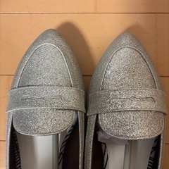 シルバーパンプスの画像
