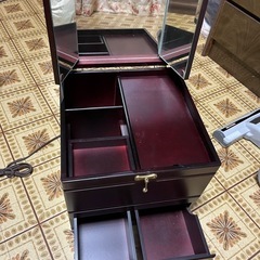 コンセント付き持ち運びできるドレッサーの画像