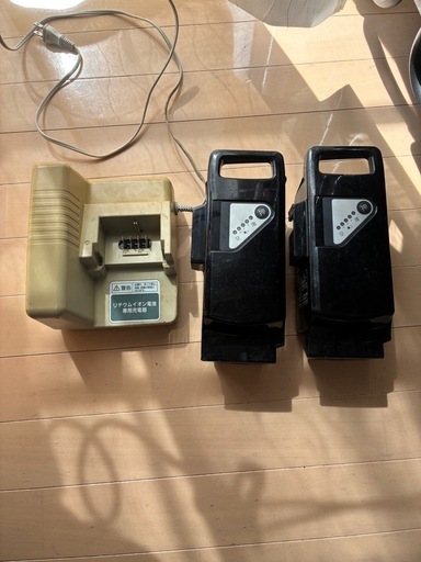 ブリヂストン　アシスタのバッテリー２個と充電器