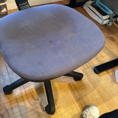 無料！オフィスチェア 回転チェア 2脚 赤＆青 少し汚れありの画像