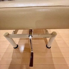 治療用ベッド　アイボリー　昇降式の画像