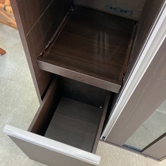 今2603-234 スライドドア付き キッチンボード 食器棚 モダン風 ダークブラウン ダボ欠品 キズ汚れ有りの画像