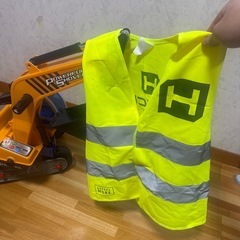 工事現場のチョッキ付きショベルカーの画像