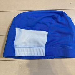 ラッシュガード（110cm）と水泳帽の画像