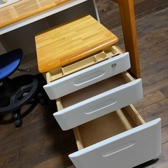 学習机&椅子（同じ机もう１台あります）の画像