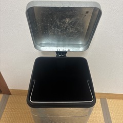 【無料】蓋付きゴミ箱の画像