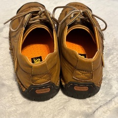 レザー素材　スニーカーの画像