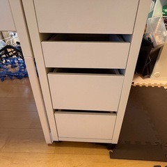IKEA ミッケ　子供用勉強机　引き出しキャスター②　の画像