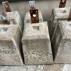 羽子板付きの基礎の束石の画像