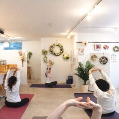 【さいたま市北区宮原】かすみ草ベースのフラワードレスづくりと朝ヨガ体験のプチリトリートの画像