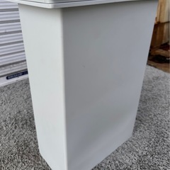 フタ付きゴミ箱 ダストボックス シンプル ホワイトの画像