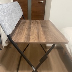 折りたたみデスクの画像