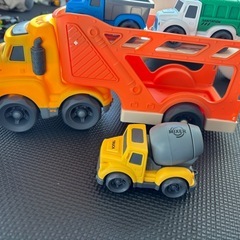 車のおもちゃ　プラスチック　ダンプカーの画像