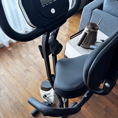 エアロバイク、オーブン、ケトル、書類ボックスの画像