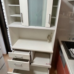 キッチンボード　・食器棚　の画像