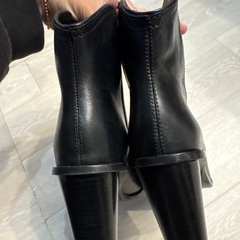 ZARA ショートブーツの画像