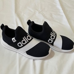 adidasIG7240 キッズシューズ 240ブラック/ホワイト24cm
の画像