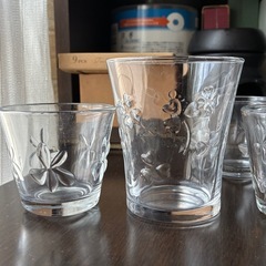 花とクローバー ガラスのカップの画像