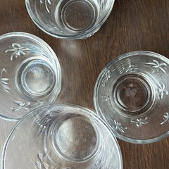 花とクローバー ガラスのカップの画像