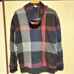 ブラックレーベルクレストブリッジ　パーカー　Lサイズ　赤青白黒の画像