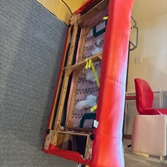 レッド　ソファーの画像