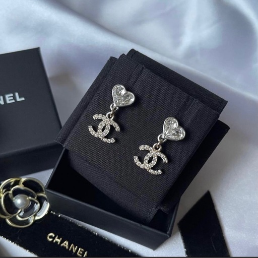 CHANEL ハートチャームピアス