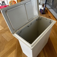 無印良品  ゴミ箱  蓋付き
の画像