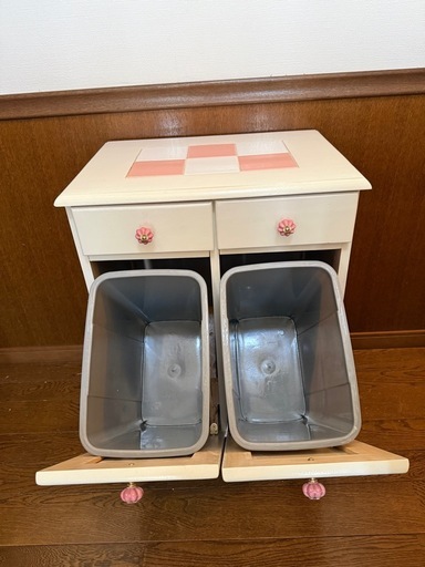 珍しくて可愛い花柄の木製棚。収納ゴミ箱が 2つ付いています。