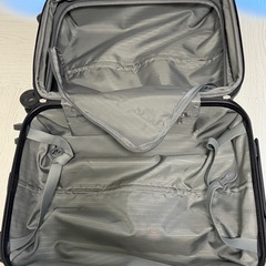 スーツケース　55cm ブラック　Amazonベーシックの画像